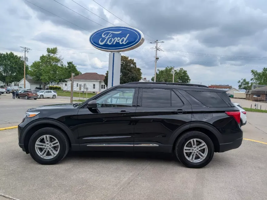 2023 Ford Explorer XLT photo 1