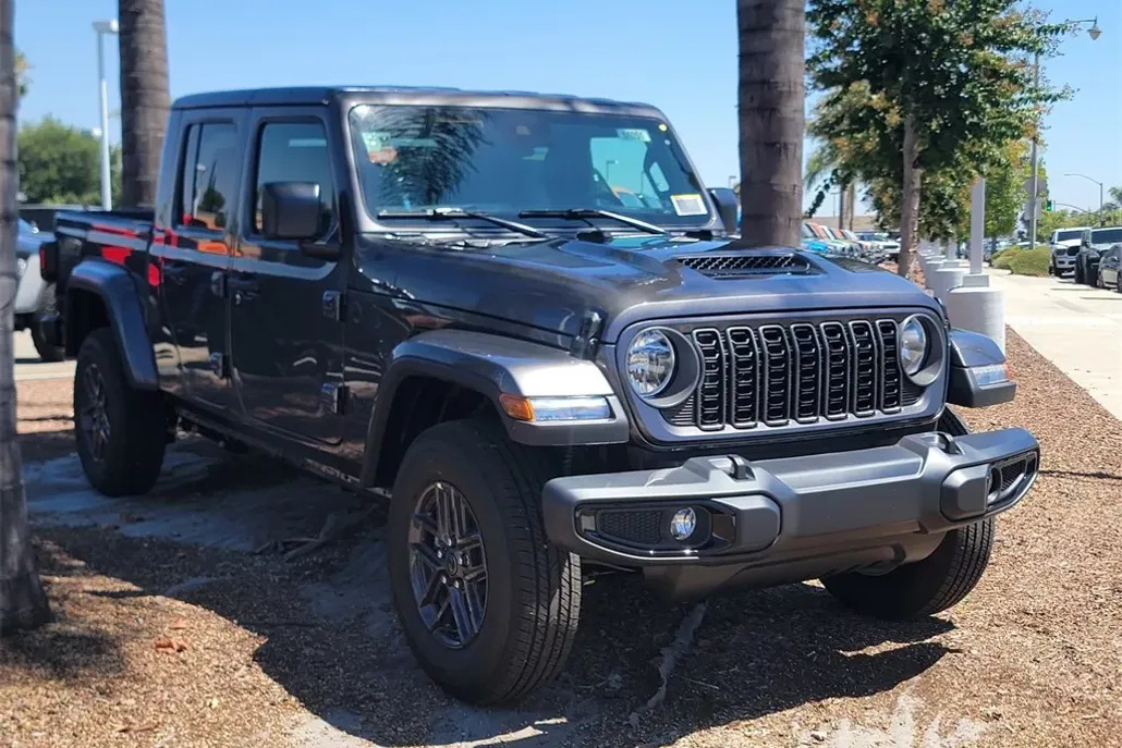 2025 Jeep Gladiator Sport S photo 1