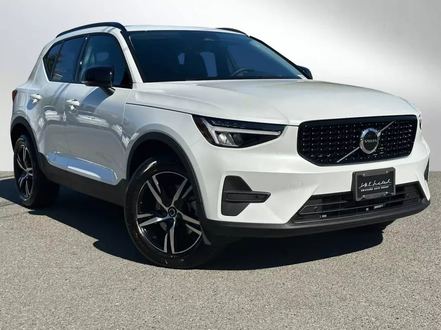 2026 Volvo XC40 Core photo 1