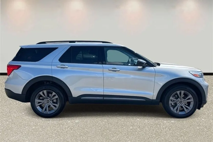 2022 Ford Explorer XLT photo 1