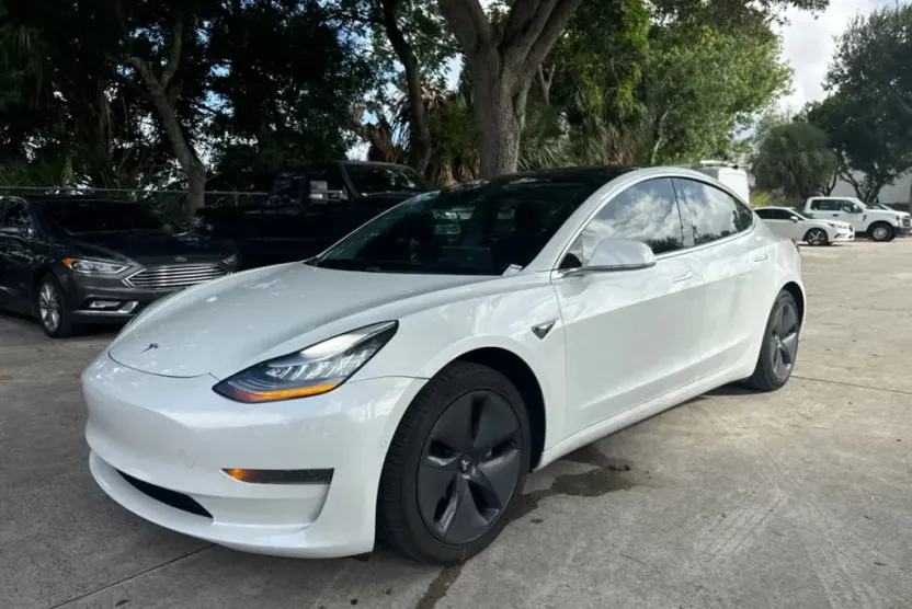 2020 Tesla Model 3 Standard Range Plus photo 1