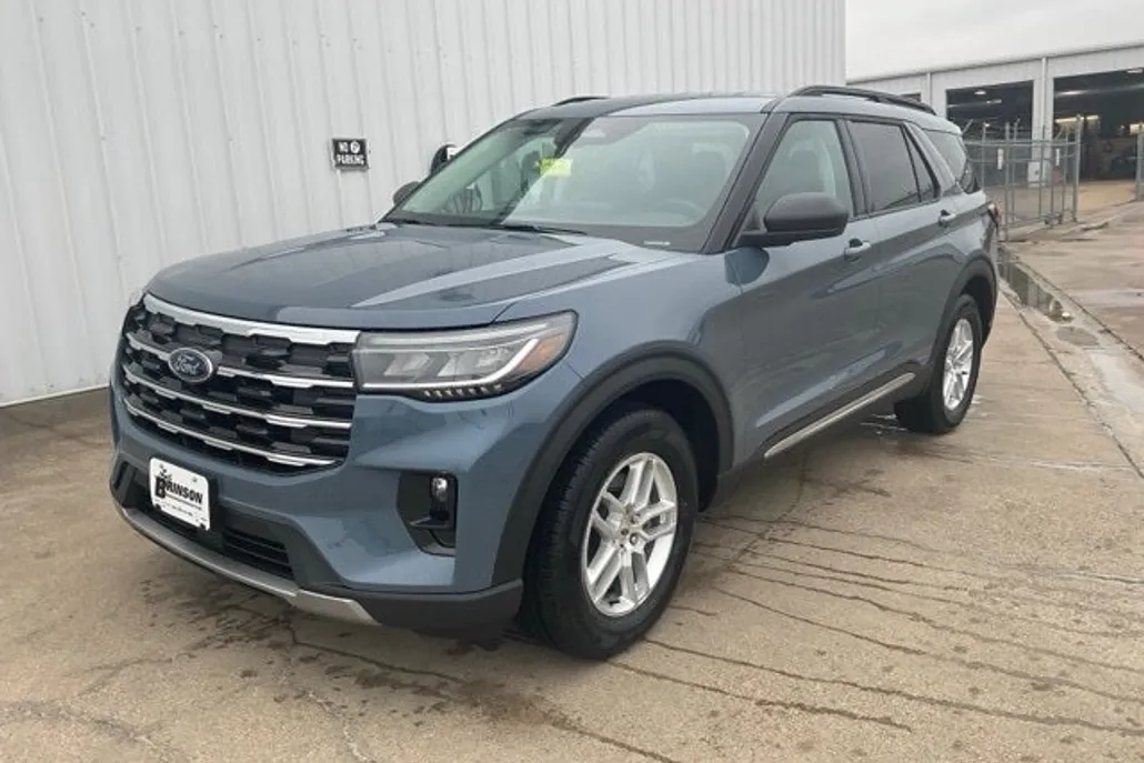 2025 Ford Explorer photo 1