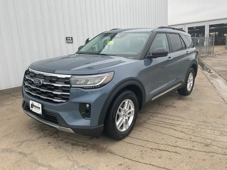 2025 Ford Explorer photo 1