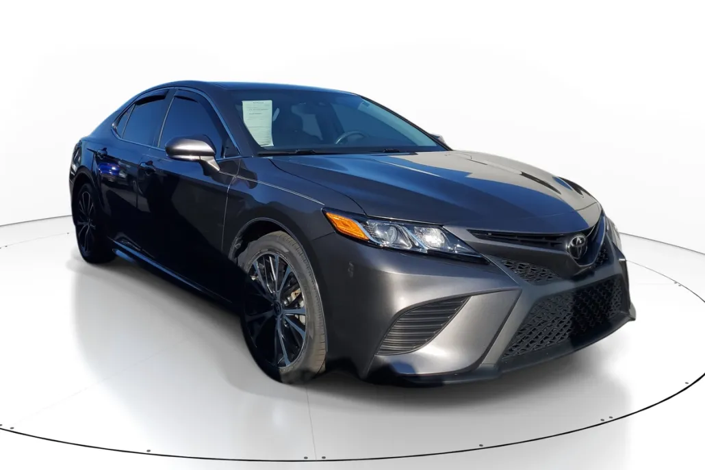 2020 Toyota Camry SE photo 1