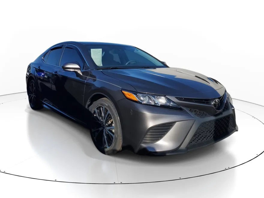 2020 Toyota Camry SE photo 1