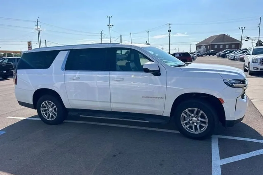 2021 Chevrolet Suburban LT photo 1