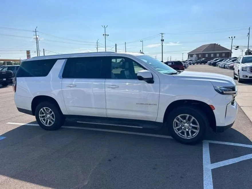 2021 Chevrolet Suburban LT photo 1