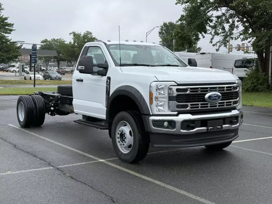 2025 Ford F-600 photo 1