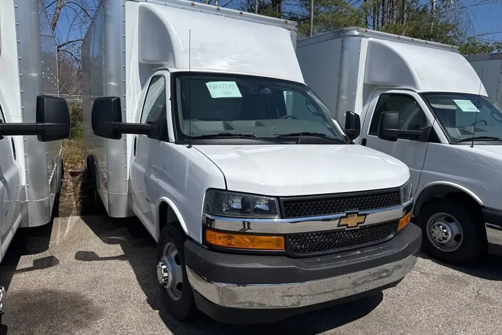 2024 Chevrolet Express Cutaway 3500 photo 1