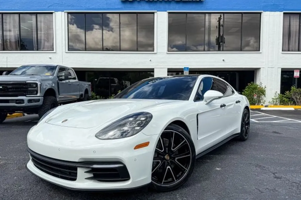 2018 Porsche Panamera Base 4 photo 1