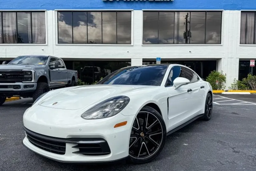 2018 Porsche Panamera Base 4 photo 1