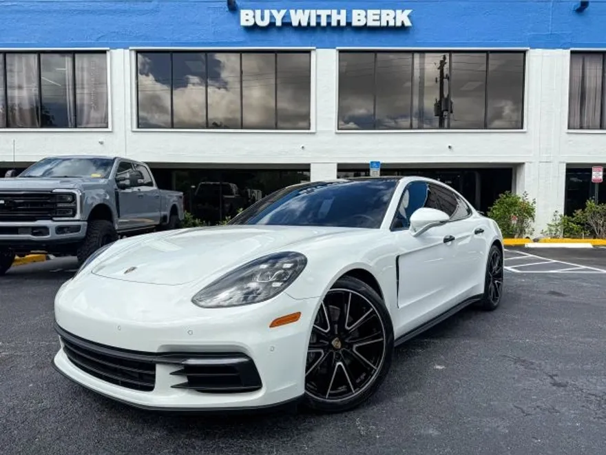 2018 Porsche Panamera Base 4 photo 1