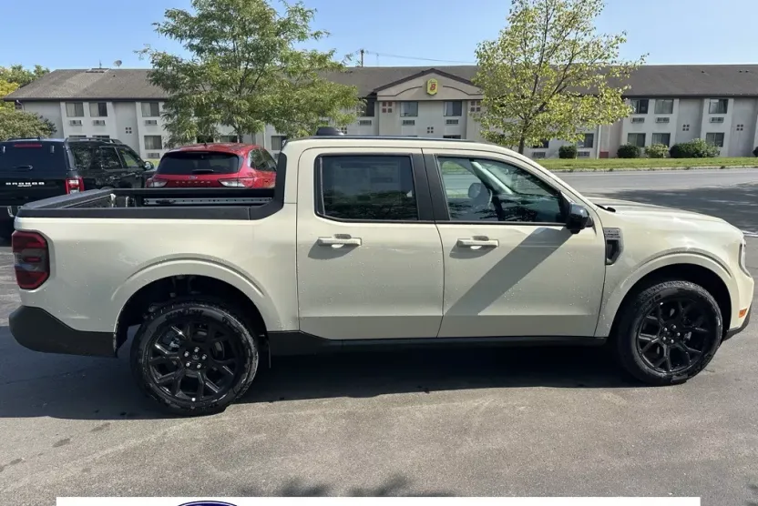 2025 Ford Maverick Lariat photo 1