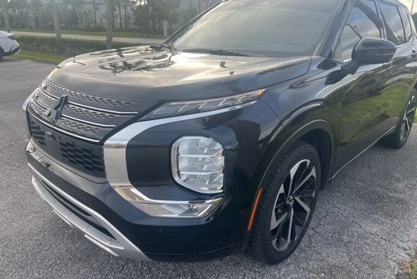 2022 Mitsubishi Outlander SEL photo 1