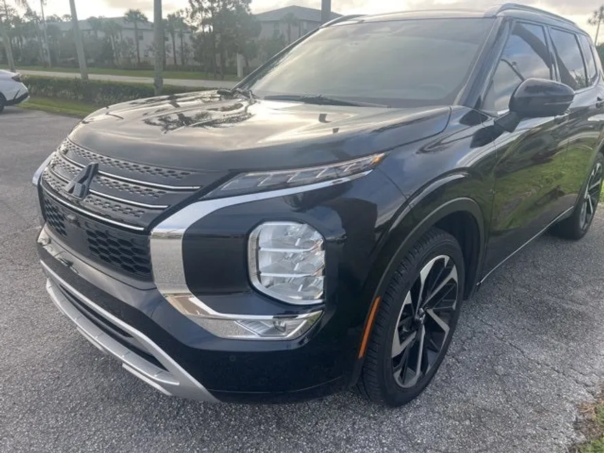 2022 Mitsubishi Outlander SEL photo 1