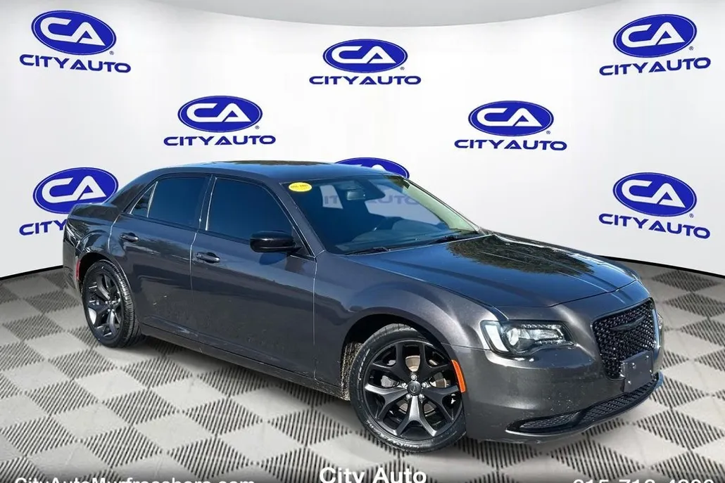 2021 Chrysler 300 Touring photo 1