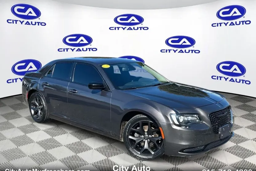 2021 Chrysler 300 Touring photo 1