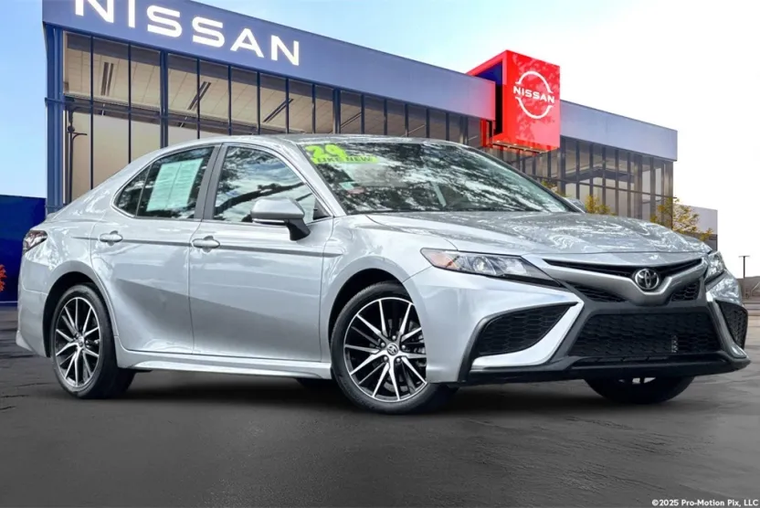 2024 Toyota Camry SE photo 1