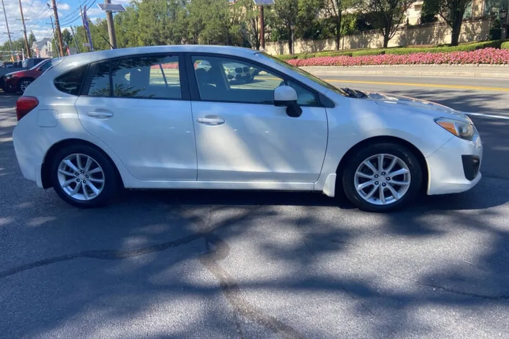 2014 Subaru Impreza 2.0i Premium photo 1