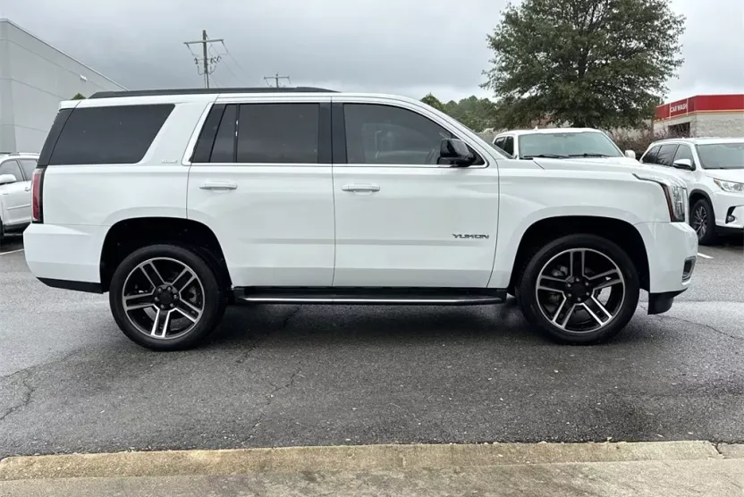 2017 Gmc Yukon SLE photo 1