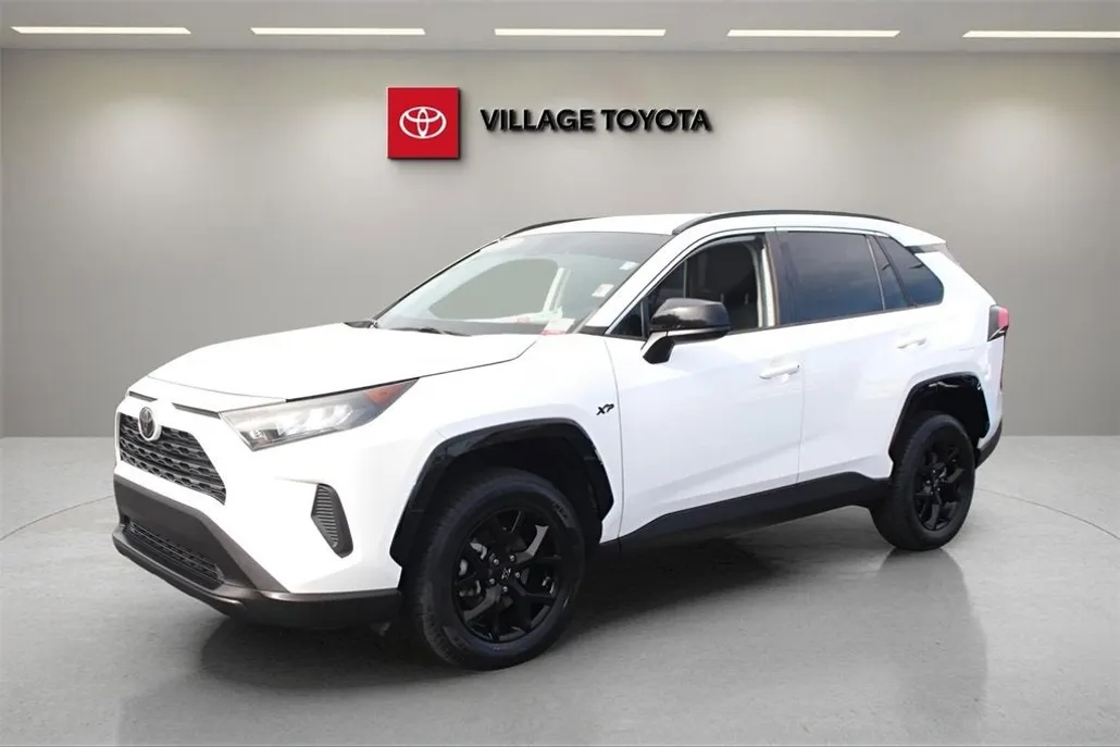 2021 Toyota RAV4 LE photo 1
