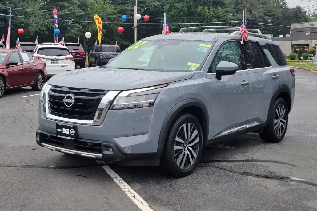 2022 Nissan Pathfinder Platinum photo 1