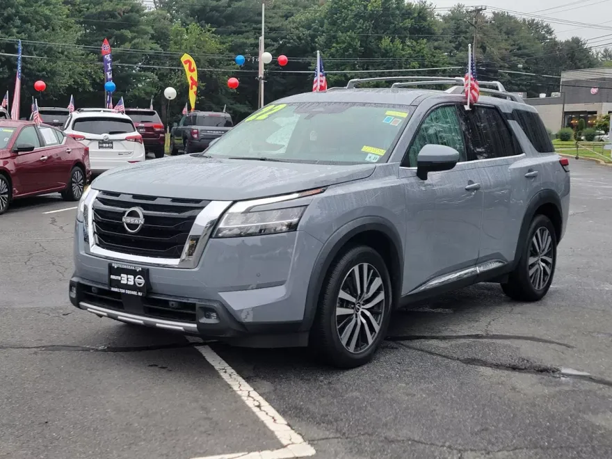 2022 Nissan Pathfinder Platinum photo 1