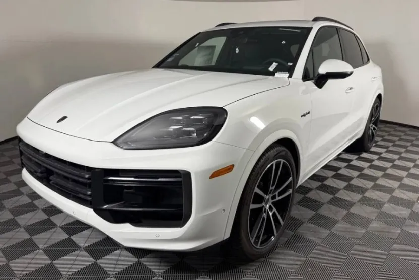 2025 Porsche Cayenne Turbo E-Hybrid photo 1