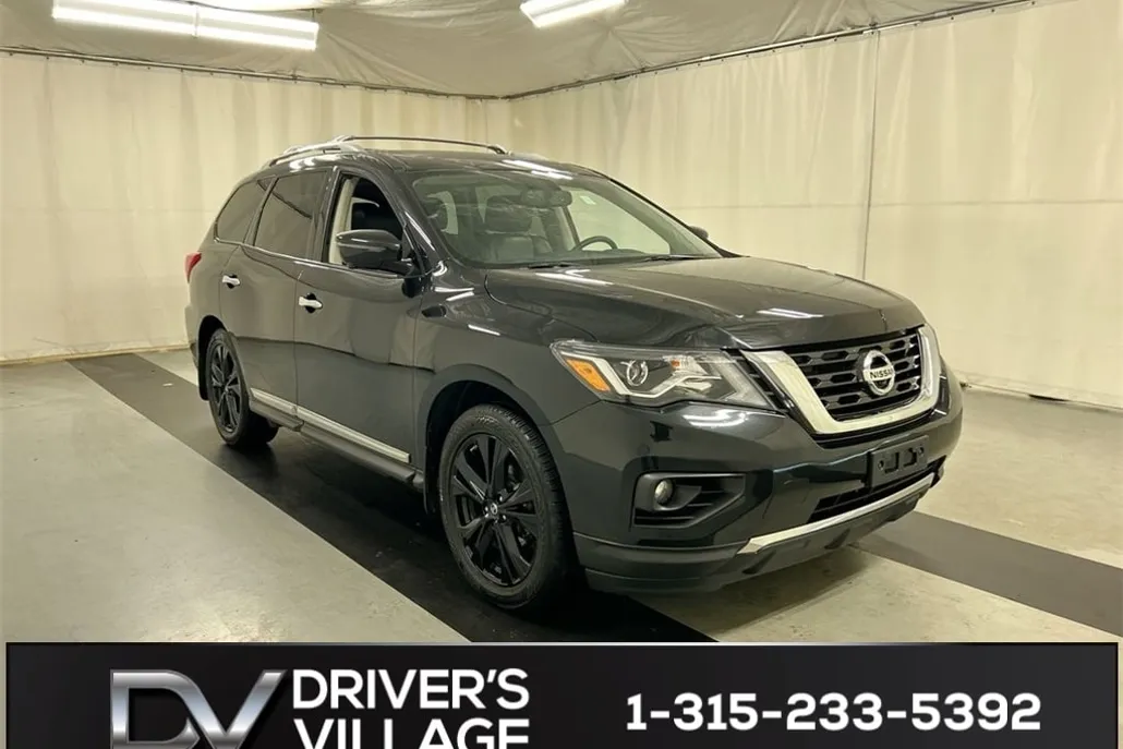2017 Nissan Pathfinder Platinum photo 1