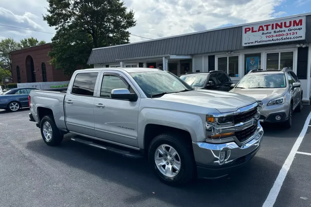 2017 Chevrolet Silverado 1500 LT photo 1
