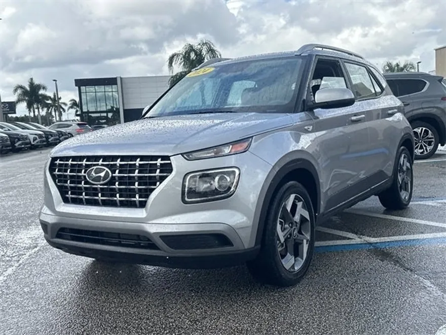 2024 Hyundai Venue SEL photo 1