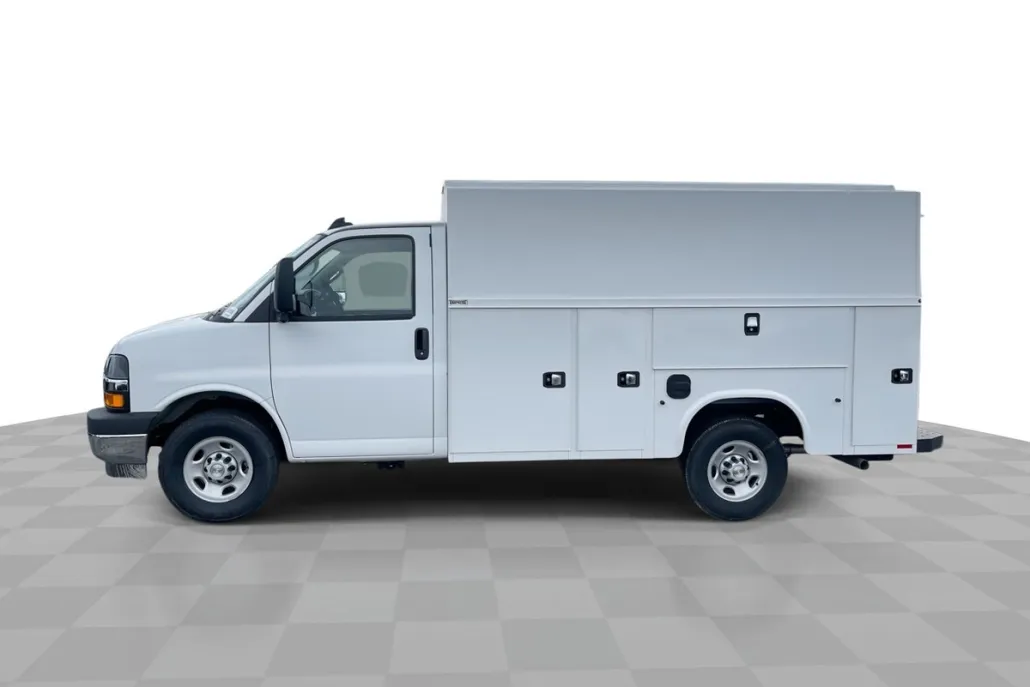 2025 Chevrolet Express Cutaway 3500 photo 1