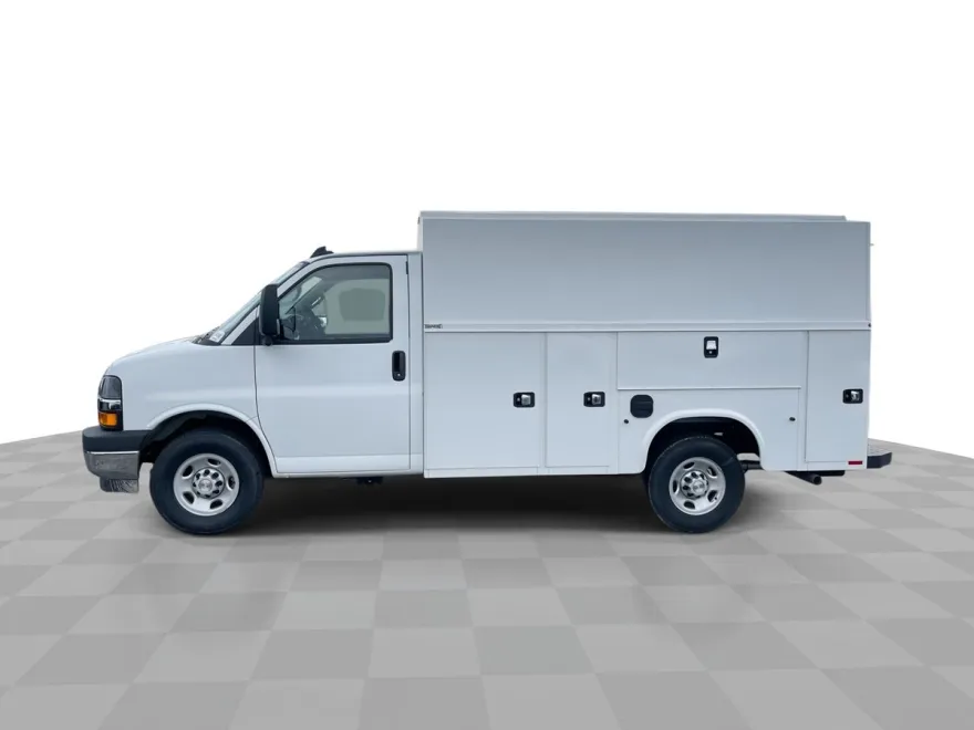 2025 Chevrolet Express Cutaway 3500 photo 1