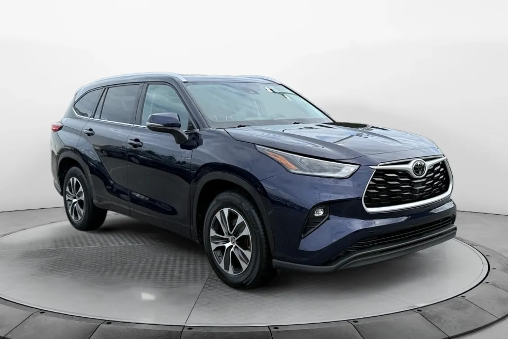 2021 Toyota Highlander XLE photo 1