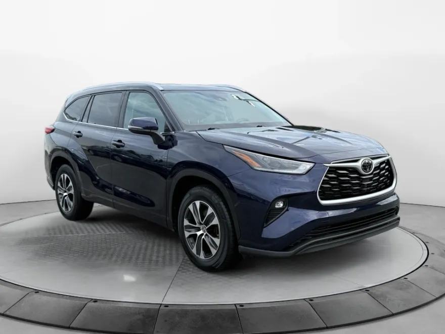 2021 Toyota Highlander XLE photo 1