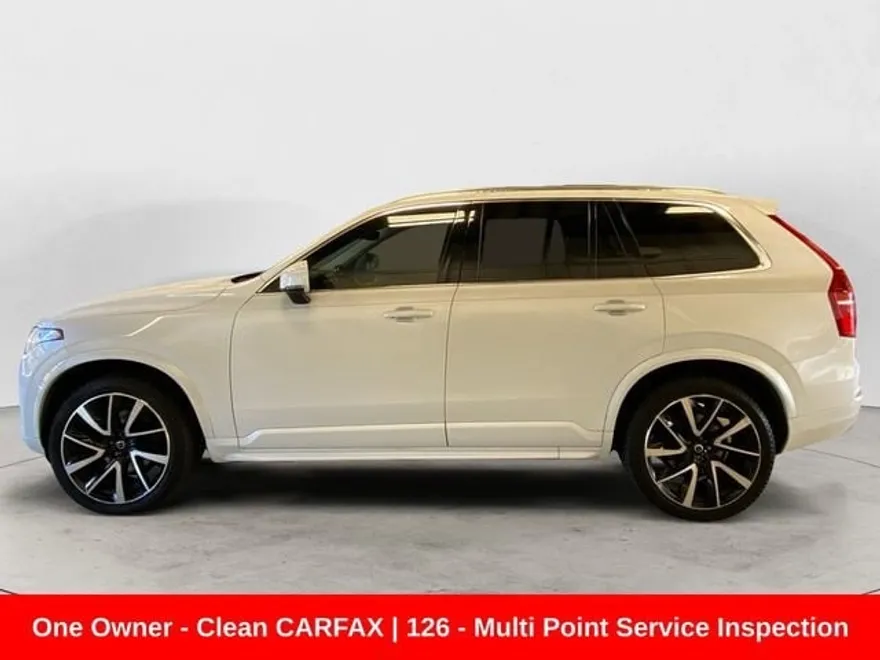 2021 Volvo XC90 Momentum photo 1