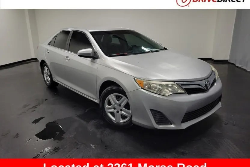 2013 Toyota Camry LE photo 1
