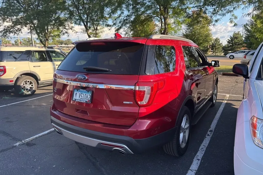 2016 Ford Explorer XLT photo 1