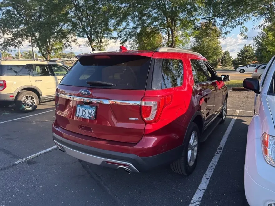 2016 Ford Explorer XLT photo 1