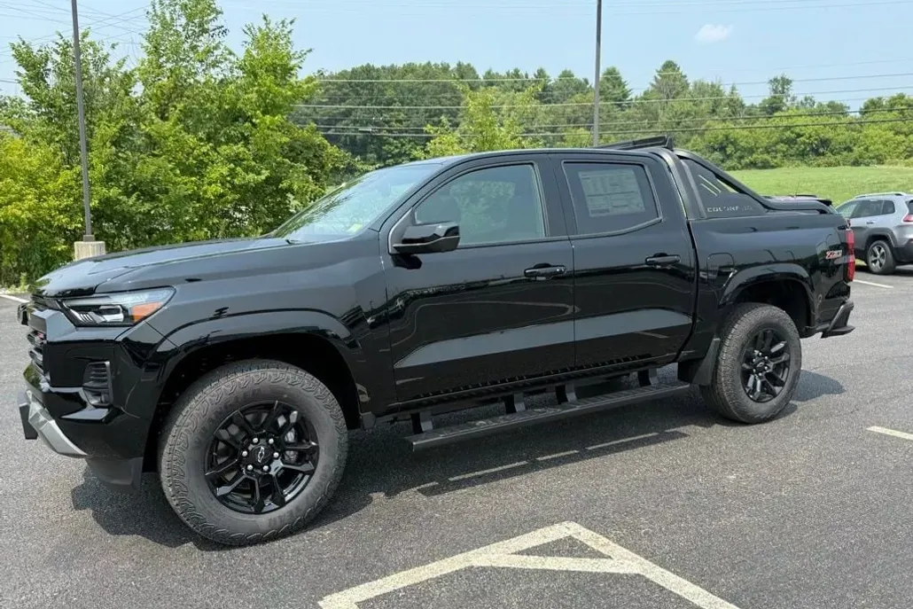 2025 Chevrolet Colorado Z71 photo 1