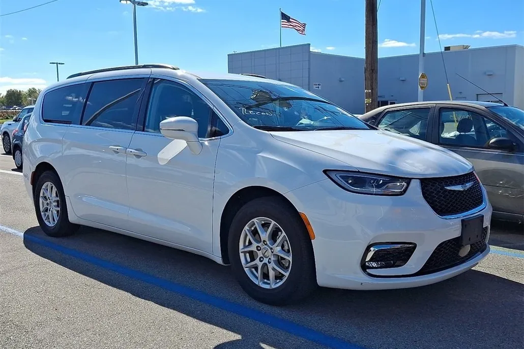 2022 Chrysler Pacifica Touring L photo 1