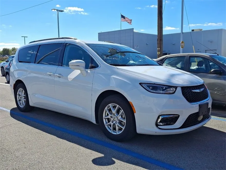 2022 Chrysler Pacifica Touring L photo 1