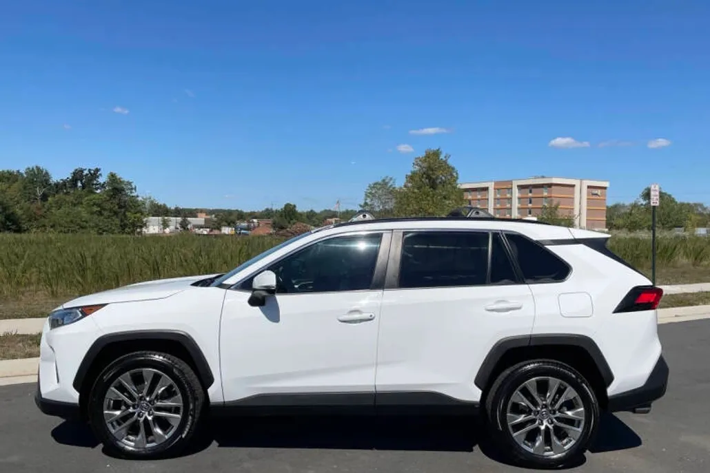 2019 Toyota RAV4 XLE Premium photo 1