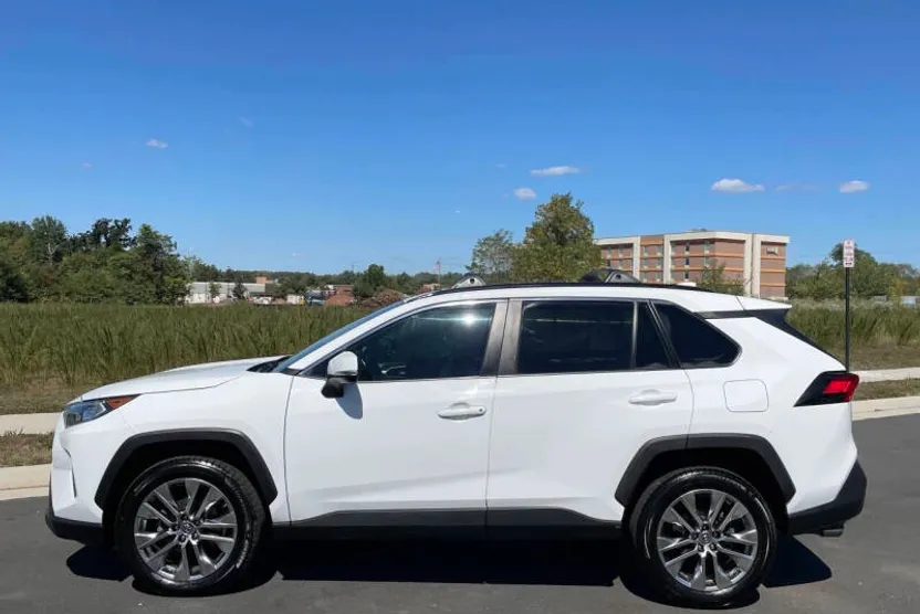 2019 Toyota RAV4 XLE Premium photo 1