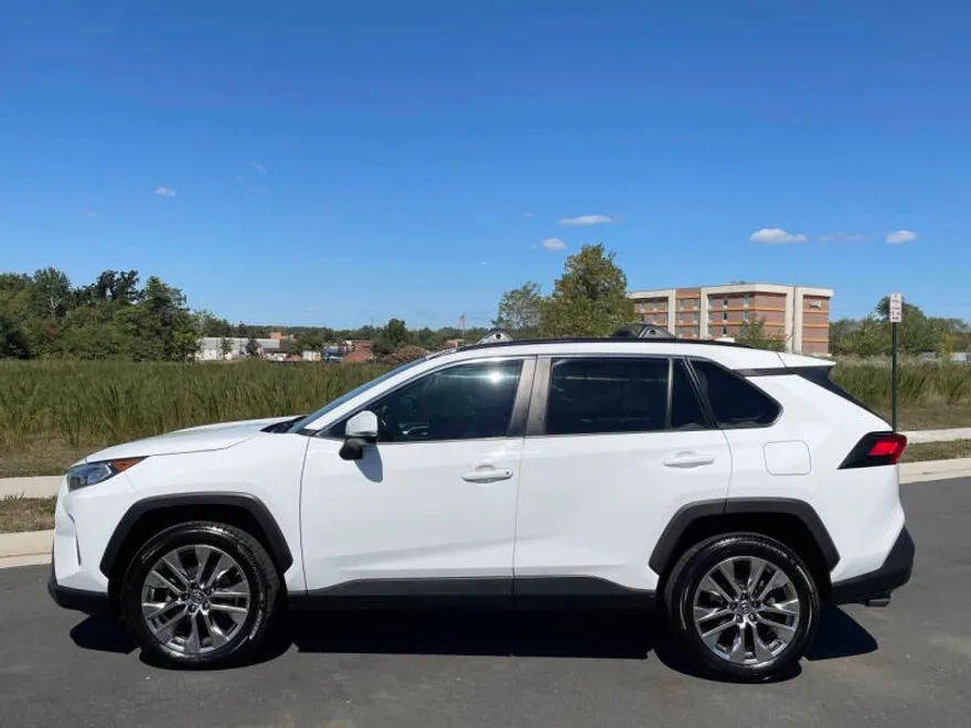 2019 Toyota RAV4 XLE Premium photo 1
