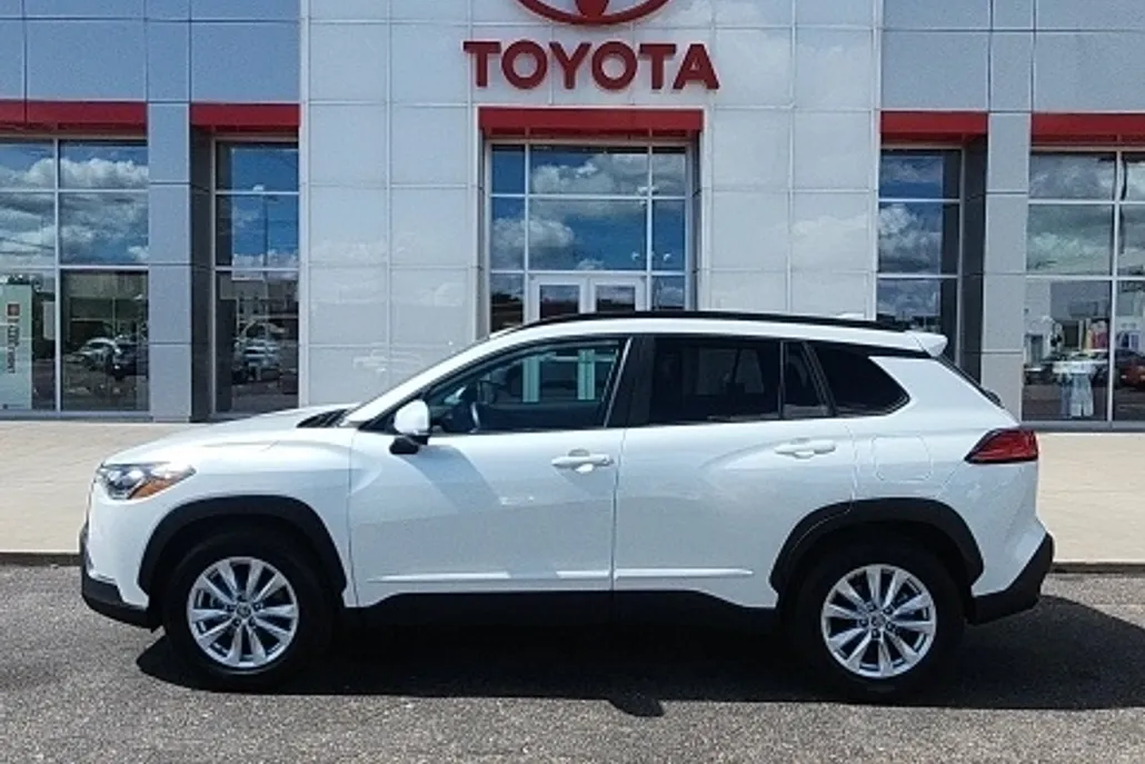 2022 Toyota Corolla Cross LE photo 1
