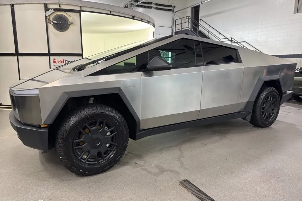 2024 Tesla Cybertruck photo 1