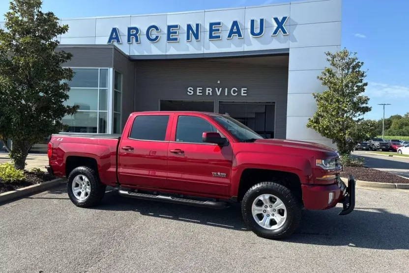 2018 Chevrolet Silverado 1500 LT photo 1