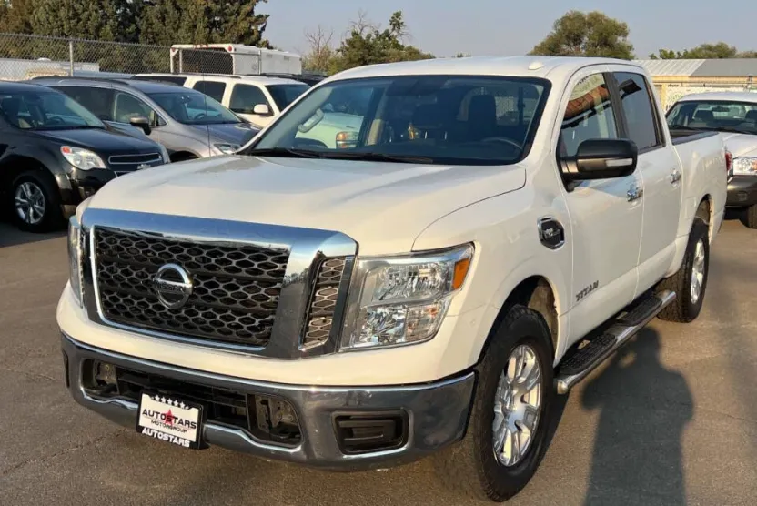 2017 Nissan Titan PRO-4X SV Crew Cab photo 1