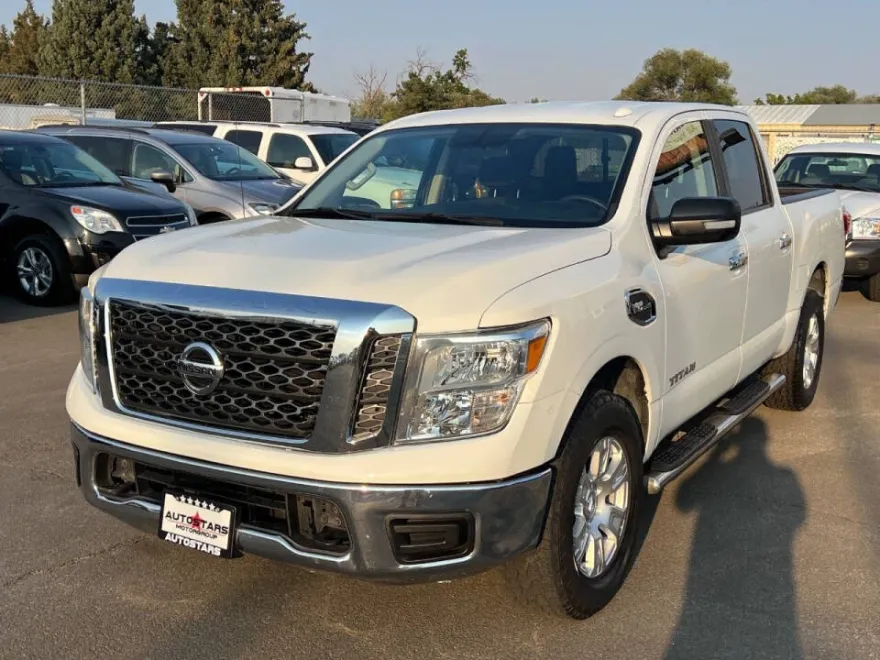 2017 Nissan Titan PRO-4X SV Crew Cab photo 1